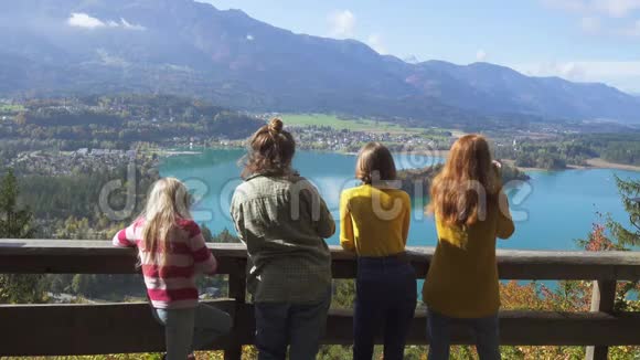 女孩们看着奥地利的法克斯西湖视频的预览图
