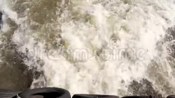 从运行中的引擎中喷出的褐色河水从水电机的工作中跟踪视频的预览图