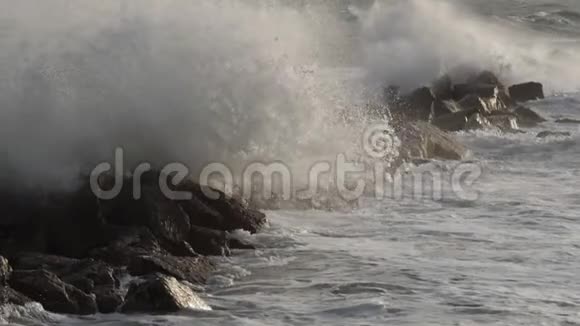 海浪撞击岩石地中海巴拉瓦莱斯弗洛茨赫劳特奥奇塔尼法国视频的预览图