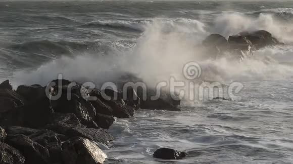 海浪撞击岩石地中海帕拉夫斯弗洛茨法国视频的预览图