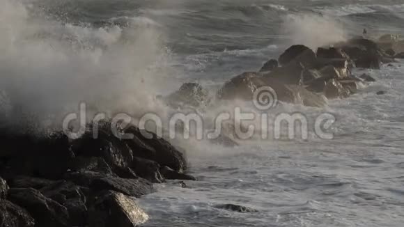 海浪撞击岩石地中海巴拉瓦莱斯弗洛茨赫劳特奥奇塔尼法国视频的预览图