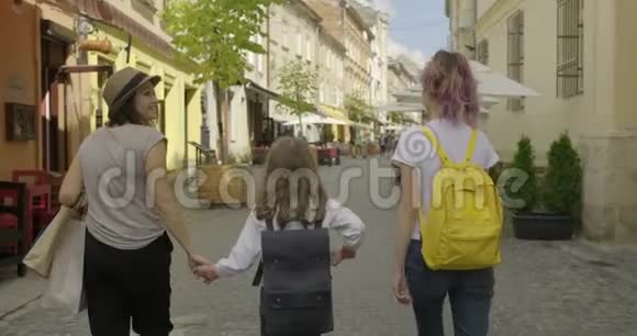 走着旅行的母女幸福的家庭视频的预览图
