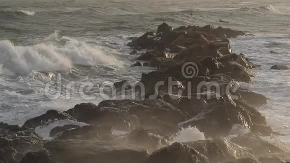 海浪撞击岩石地中海法国视频的预览图