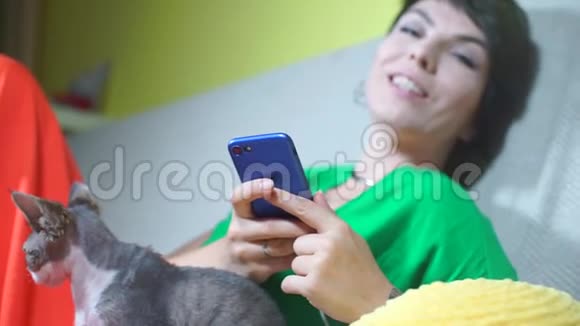 智能手机掌握在一个有感情的女孩手中视频的预览图