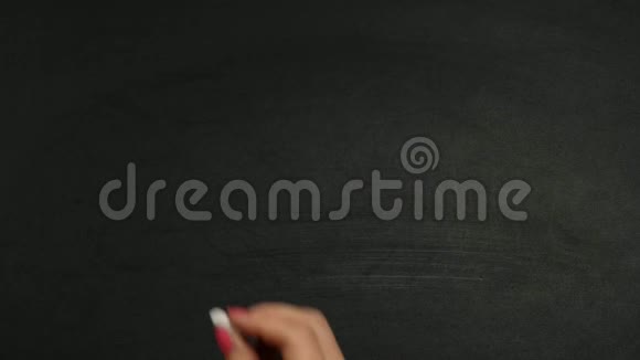 女人粉笔板上的手绘销售特写购物概念视频的预览图
