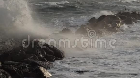 海浪撞击岩石地中海巴拉瓦莱斯弗洛茨赫劳特奥奇塔尼法国视频的预览图