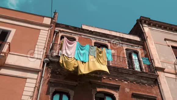红砖立面的阳台绳子上挂着毛巾视频的预览图