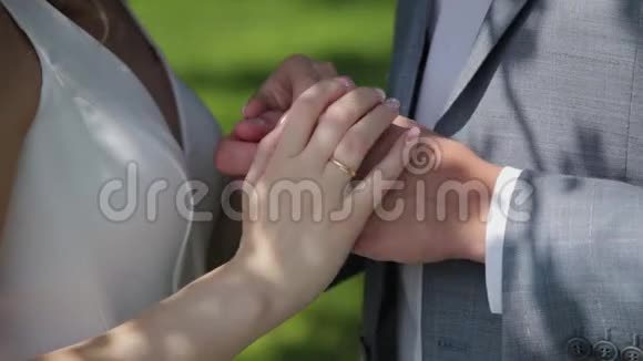 美丽的年轻新娘和新郎互相拥抱牵手视频的预览图