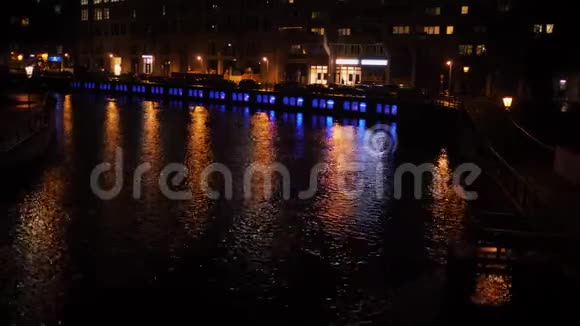 夜间缓慢过桥路上灯火通明水中光线反射视频的预览图