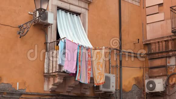 意大利红砖立面带毛巾的阳台视频的预览图