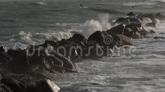 海浪撞击岩石地中海巴拉瓦莱斯弗洛茨赫劳特奥奇塔尼法国视频的预览图