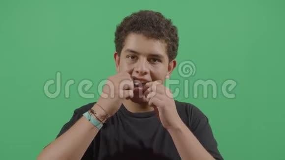 一名青年清洁牙线视频的预览图