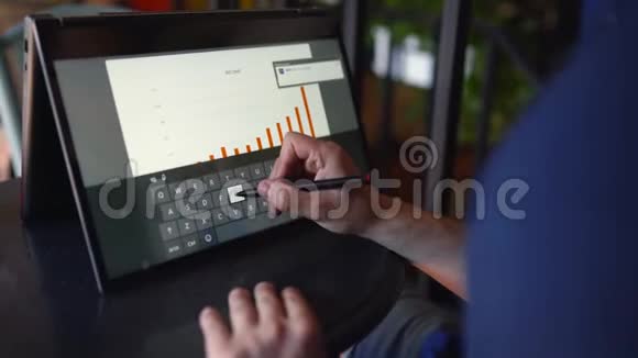 在帐篷模式下商人使用手写笔和带触摸屏的可转换笔记本电脑做演示自由职业者类型视频的预览图