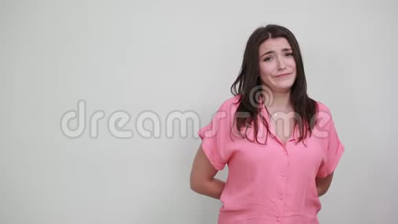 漂亮的白种人年轻女子穿着粉红色的衬衫直接保持手掌视频的预览图