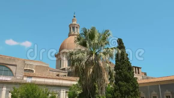 意大利宫殿的古穹顶四周是树木顶部是凉亭视频的预览图