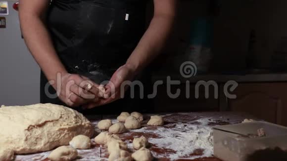男人的手在家里做馅饼视频的预览图
