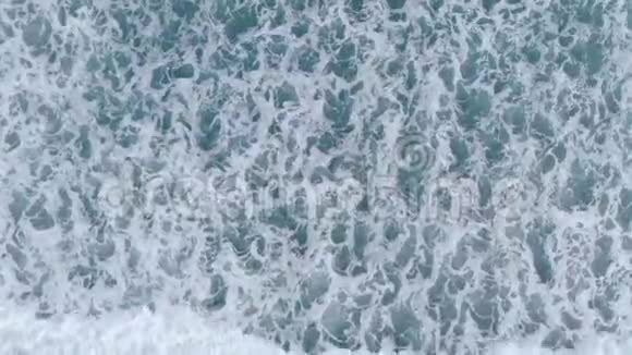从高空俯瞰巨大的海浪撞击和起泡视频的预览图