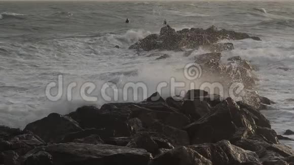 海浪撞击岩石地中海巴拉瓦莱斯弗洛茨赫劳特奥奇塔尼法国视频的预览图