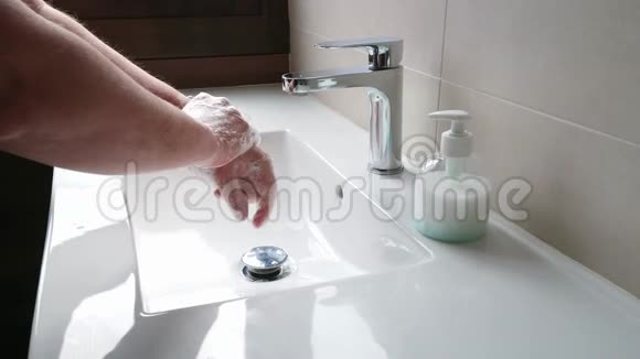慢动作男人用肥皂洗手防止冠状病毒感染视频的预览图