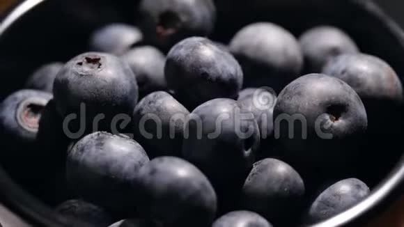 新鲜蓝莓在黑碗旋转4K分辨率的蓝莓视频的预览图