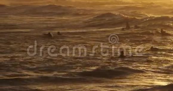 在日落时冲浪法国奥西塔尼帕拉夫斯莱斯弗洛茨视频的预览图