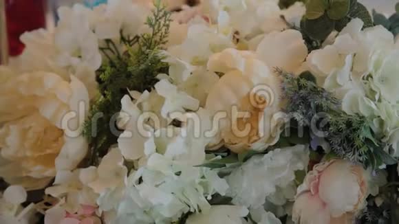美丽的多色花束在节日包装视频的预览图