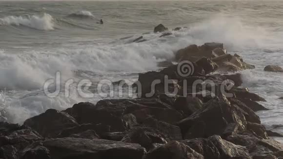 海浪撞击岩石地中海巴拉瓦莱斯弗洛茨赫劳特奥奇塔尼法国视频的预览图