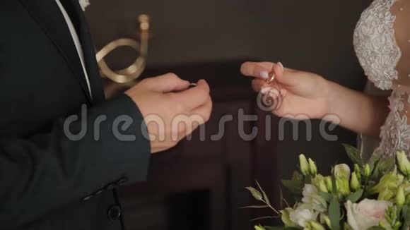 新婚夫妇把戒指戴在手指上视频的预览图