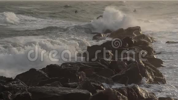 海浪撞击岩石地中海巴拉瓦莱斯弗洛茨赫劳特奥奇塔尼法国视频的预览图