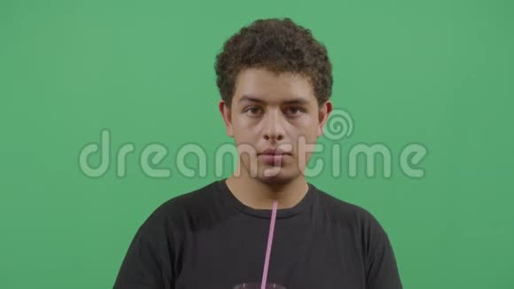 小男孩用塑料吸管喝水视频的预览图