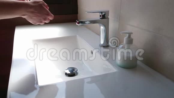 女人用肥皂洗手预防冠状病毒感染视频的预览图