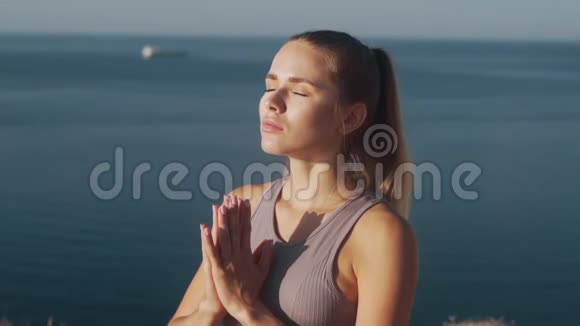 女性冥想深呼吸背景海洋慢动作的肖像视频的预览图