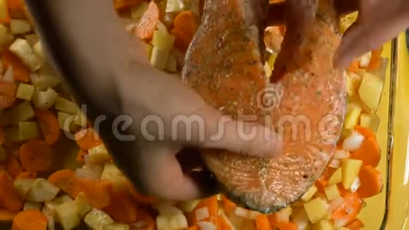 专业厨师把大红鱼片放在蔬菜上视频的预览图