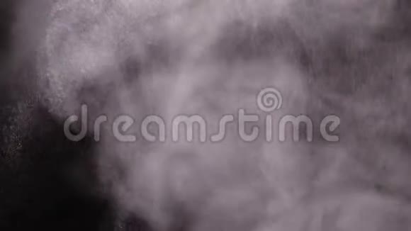 白色蒸汽在黑色背景上缓慢运动视频的预览图