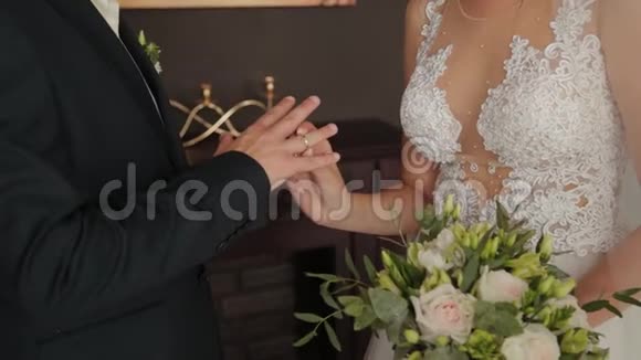 新婚夫妇把戒指戴在手指上视频的预览图