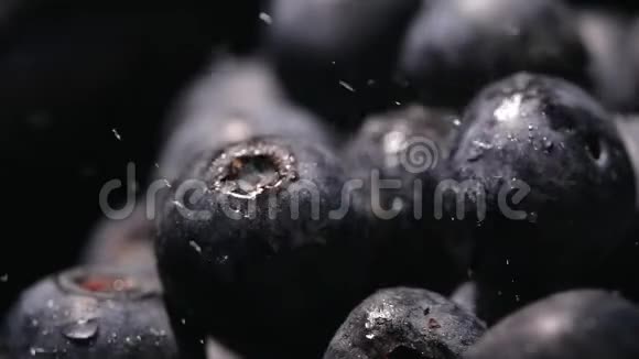 水滴在新鲜蓝莓上缓慢流动视频的预览图
