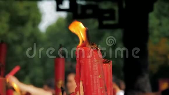 中国苏州2019年10月3日在佛教寺庙燃烧蜡烛视频的预览图