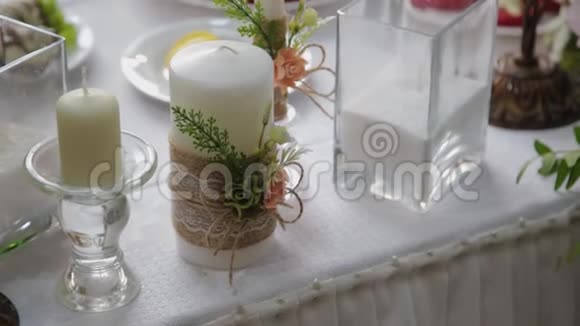 一张带有蜡烛的婚礼桌子的漂亮装饰视频的预览图