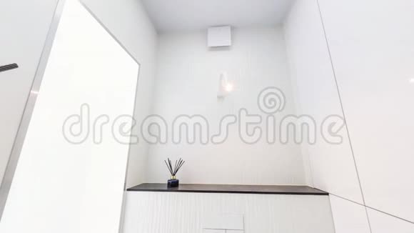 现代公寓或办公室白色风格的空白浴室循环全景视频的预览图