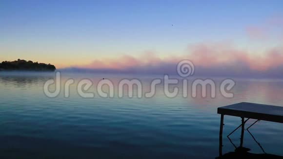 金属码头前景雾在日出时从湖边升起柔和的色调视频的预览图
