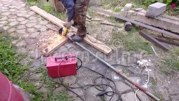 工人用带有火花的特殊工具切割金属锯金属视频的预览图