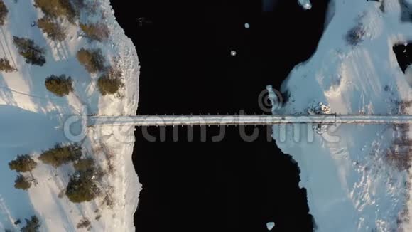 冰冻木桥河空中诺威视频的预览图