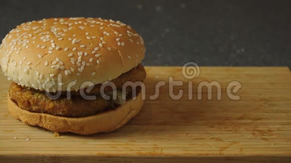 汉堡天堂视频令人垂涎三尺的脆炸薯条掉落快餐食品视频的预览图