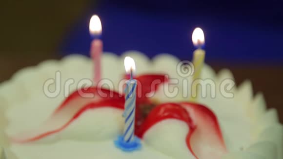节日桌上放着蜡烛的蛋糕视频的预览图