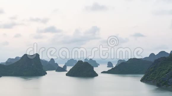 越南哈龙湾上空飘浮的云层时间视频的预览图