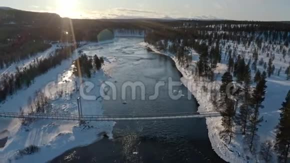 冬季背景下的悬索桥与河流航拍视频的预览图