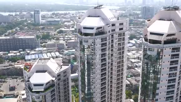 摩天大楼从高处俯瞰现代城市视频的预览图