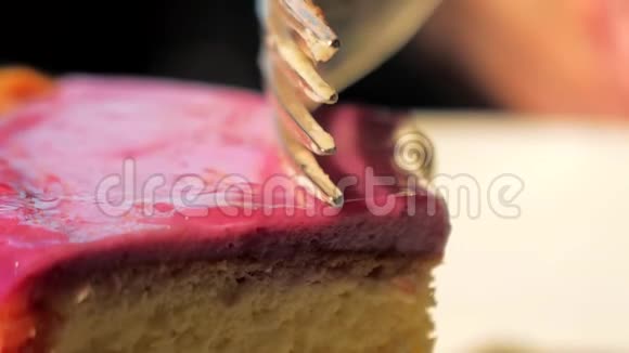 用叉子把一块芝士蛋糕切下来叉在蛋糕上吃一块美味的蛋糕视频的预览图