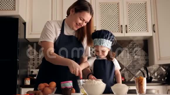 微笑的母女在厨房一起做馅饼的肖像视频的预览图
