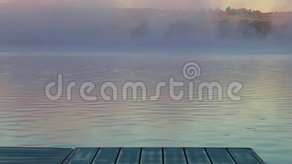 码头前景雾在日出时从湖边升起美丽的和平调色板视频的预览图